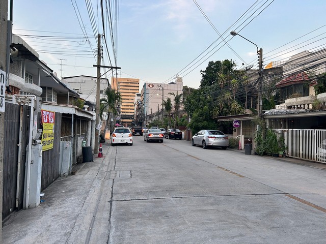 ขายทาวน์เฮาส์ 2 ชั้น เนื้อที่ 24 ตารางวา ซอยรามคำแหง24/5 หัวหมาก32     ZJ091