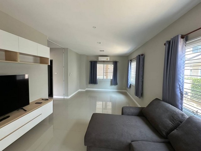 ปล่อยเช่า บ้าน 2 ชั้น ม.กาญจน์กนก 12 พร้อมเฟอร์นิเจอร์ เดินทางเข้าเมืองสะดวก