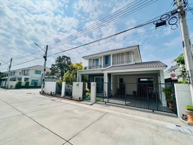 TEL :088-559 5199 คุณเอLine: https://line.me/ti/p/C0eGe0whLXขายบ้านเดี่ยวหมู่บ้านแกรนวัลเลย์ เลี่ยงหนองมน ชลบุรีเนื้อที่ขนาด 57.8 ตารางวา3 ห้องนอน 3 ห้องน้ำ1 ห้องครัว1 ห้องโถง2 ที่จอดรถจอดบ้านอายุ 6 ปี หน้าบ้านทิศใต้ค่าส่วนกลางปีละ 8,400 บาทแถมเฟอร์นิเจอร์และเครื่องใช้ไฟฟ้าส่วนกลางสวนส่วนกลางฟิตเนตสนามเด็กเล่นสระว่ายน้ำระบบรักษาความปลอดภัย 24 ชม.กล้อง CCTVเข้า-ออกด้วยระบบ Key Cardสถานที่ใกล้เคียง2.5 กม. 