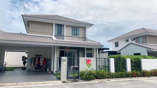 TEL :088-559 5199 คุณเอLine : https://line.me/ti/p/C0eGe0whLXขายบ้านเดี่ยว 2 ชั้น Grand Valley ถนน เลี่ยงหนองมน ขนาดพื้นที่ 70 ตารางวา4 ห้องนอน 3 ห้องน้ำ 1 ห้องครัว1 ห้องโถง2 ที่จอดรถหน้าบ้านหันทิศใต้อายุบ้าน 4 ปี ค่าส่วนกลาง 14,500 บาท/ต่อปีของแถมฟรีแอร์ 6 เครื่องฟรีเครื่องทำน้ำอุ่น 2 เครื่องฟรีเตียง 3 ตัวฟรีโต๊ะอาหาร 1 ตัวฟรีผ้าม่านฟรีมุ้งลวดฟรีปั๊มน้ำสิ่งอำนวยความสะดวก รักษาความปลอดภัย 24 ชม.กล้องวงจรปิด CCTV มี