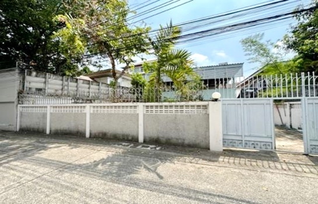 BTS ย่านอารีย์ ให้เช่า บ้านเก่าสไตส์วินเทจ ที่ดินใหญ่มาก 101 ตรวพหลโยธิน5-15  ที่ดินทำเลดีมาก  สะพานควาย พระราม 6 