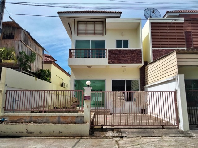 รายละเอียดเพิ่มเติม Code ID : PAL 6-0633  ราคาขาย 3,500,000  บาท- ขนาดพื้นที่ :    46.2 ตรว.- พื้นที่ใช้สอย :   150 ตรม.- จำนวนห้อง :   3 ห้องนอน 3 ห้องน้ำ - ที่จอดรถ :    1   คัน- บ้านหันทางทิศ : - พิกัดทรัพย์ : https://maps.app.goo.gl/zMi8hZwxrXmsXq4U9สอบถามเพิ่มเติม/นัดชมโทร. 097-419-5982(พลอย)โทร. 096-932-4624(ออมสิน)Line : @panaya (มี@ด้านหน้า)ปรึกษาสินเชื่อฟรี One Stop Service ดูแลตั้งแต่ต้นจนจบบริษัท ปณยาคิดดี จำกัด