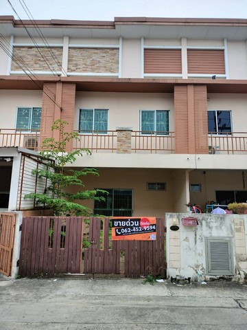 ขายด่วน ทาวน์เฮ้าส์ โครงการ เดอะเฟิร์สโฮม วงแหวน-ลำลูกกาคลอง 3 (The First Home Wongwaen-Lamlukka Khlong 3) ราคาถูก สภาพดี พร้อมอยู่ราคาเพียง 2,090,000 บาท ชีวิตสะดวกสบาย..ด้วยเนื้อที่ 20.4 ตร.ว. กว้าง 5 เมตรความสูง 2 ชั้น 3 ห้องนอน 2 ห้องน้ำ พร้อมห้องครัวบิวท์อิน ห้องนั่งเล่น เดินทางง่าย..สามารถเดินทางจากบ้านถึงถนนใหญ่ลำลูกกา 500 เมตร ห่างสถานีรถไฟฟ้า 700 เมตรเพราะใกล้เคียงที่สำคัญ..โรงพยาบาลสินแพทย์ล