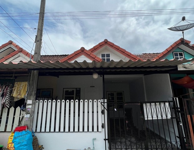   รายละเอียดเพิ่มเติม Code ID : PKK03-01024  ราคาขาย  1,000,000 บาท- ขนาดพื้นที่ :   18.00 ตร.ว.- พื้นที่ใช้สอย :   -- จำนวนห้อง :   2 ห้องนอน 1 ห้องน้ำ - ที่จอดรถ :   1    คัน- บ้านหันทางทิศ : - พิกัดทรัพย์ :  https://maps.app.goo.gl/RQTr1ZbZeLxmqPvX7    สถานที่ใกล้เคียง- ใกล้ตลาดนัดทรัพย์สุวรรณ์ - ใกล้ เซเว่นเดอะมิกซ์ห้วยปราบ - ใกล้ แม็คโคร บ่อวิน- ใกล้ตลาดนัดค้าดี บ่อวิน โรงพยาบาลส่งเสริมสุขภาพตำบลบ้านห้วยปราบ คลินิก รพ.กรุงเทพ สาขาบ�