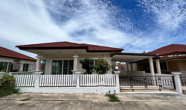  รายละเอียดเพิ่มเติม Code ID : PKK02-01044  ราคาขาย  2,200,000 บาท- ขนาดพื้นที่ :   52.50 ตร.ว.- พื้นที่ใช้สอย :  -- จำนวนห้อง :  2 ห้องนอน 2 ห้องน้ำ  - ที่จอดรถ :    1   คัน- บ้านหันทางทิศ : - พิกัดทรัพย์ :  https://maps.app.goo.gl/jUts4qDQeonPN4mk9     สถานที่ใกล้เคียง- ใกล้โรงพยาบาลอมตะเวชกรรม- ใกล้โลตัส โกเฟรช ซอยโป่งสะเก็ด ชลบุรี  - ใกล้ มินิบิ๊กชีบางจากบ่อวิน1- ใกล้ สักยันต์ไทยโบราณอ.วุทคงมนต์ สอบถามเพิ่มเติม/นัดชมโทร. 097-419-5982(พลอย)โทร. 