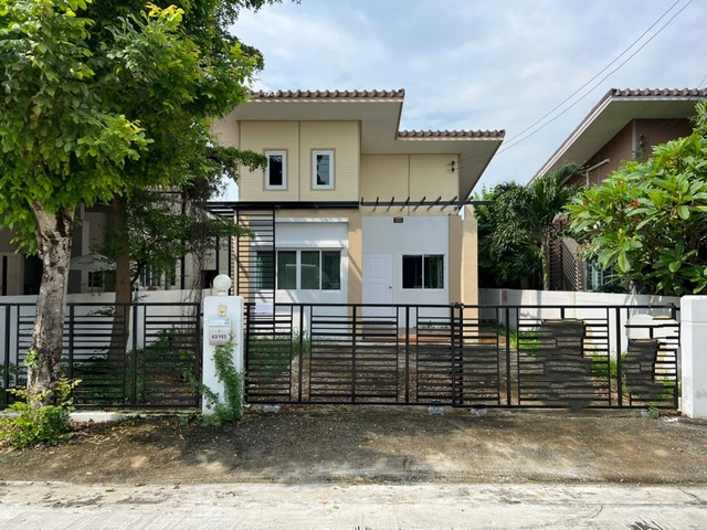   รายละเอียดเพิ่มเติม Code ID : PKK02-01081  ราคาขาย  2,300,000 บาท- ขนาดพื้นที่ :   51.50 ตร.ว.- พื้นที่ใช้สอย :   -- จำนวนห้อง :  3 ห้องนอน 1 ห้องน้ำ  - ที่จอดรถ :    1   คัน- บ้านหันทางทิศ : - พิกัดทรัพย์ : https://maps.app.goo.gl/54JYP5KoGExY2X5r6    สถานที่ใกล้เคียง- ใกล้โรงพยาบาลซีจีเอช ลำลูกกา- ใกล้ โรงพยาบาลสายใหม คลอง8 - ใกล้ตลาด​ไท​สุข​ดี​คลอง​8- ใกล้ซีเจ มอร์ สาขาคลอง 8 ลำลูกกา   สอบถามเพิ่มเติม/นัดชมโทร. 097-419-5982(พลอย)โทร. 096-932-4624(ออมสิน)Lin