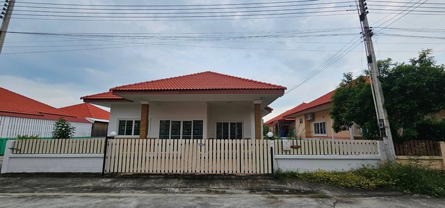  รายละเอียดเพิ่มเติม Code ID : PKK02-01080  ราคาขาย 2,530,000  บาท- ขนาดพื้นที่ :   59.90 ตร.ว.- พื้นที่ใช้สอย :   -- จำนวนห้อง :   2 ห้องนอน 2 ห้องน้ำ - ที่จอดรถ :   1    คัน- บ้านหันทางทิศ : - พิกัดทรัพย์ : https://maps.app.goo.gl/g6MWQCvpJSRizszA9    สถานที่ใกล้เคียง- ใกล้ตลาดสดแหลมกระทือ - ใกล้โรงพยาบาลกรุงเทพระยอง  - ใกล้ซีเจ ซูเปอร์มาร์เก็ต สาขากรอกยายชา - ใกล้สไมล์ซุปเปอร์มาร์เก็ต สอบถามเพิ่มเติม/นัดชมโทร. 097-419-5982(พลอย)โทร. 096-932-4624(ออมสิ