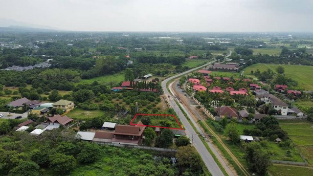 ด่วน+++ ที่ดินแปลงสวย บ้านโรงวัวสันป่าตอง   สามารถแบ่งแปลงทำบ้านขายได้ ค้าขายได้ พื้นที่ 197 ตารางวา ติดถนน 2 ด้าน ห่างจากถนนหลวง 3035 ถนนเลี่ยงเมืองน้ำแพร่ เพียง 1 กม. ห่างจากตัวเมือง 18 กม. เดินทางสะดวกสบาย ได้หลายเส้นทาง น้ำไฟพร้อม ที่ดินถมนานแล้วสร้างบ้านได้เลย เหมาะสำหรับทำบ้านขาย ได้ 2-3 หลัง หรืออยู่อาศัย บรรยากาศดี จากราคา 1.69 ล้าน ไม่ขาย!!!! หั่นราคาเหลือ 1.55 ล้านบา