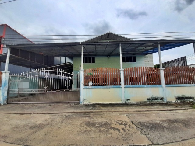 รายละเอียดเพิ่มเติมCode ID :    PAP-C1_0110 ราคาขาย    9,000,000 บาท- ขนาดพื้นที่ : 140 ตร.ว (1 งาน 40 ตร.ว)- พื้นที่ใช้สอย :   450 ตร.ม- จำนวนห้อง : - ห้องนอน - ห้องน้ำ- ที่จอดรถ :  1-2 คัน- บ้านเดี่ยว :  2 ชั้น- บ้านเดี่ยวหันทางทิศ : -พิกัดทรัพย์ :   https://maps.app.goo.gl/uUGHoxkUzYsxb6uj9สถานที่ใกล้เคียง- ใกล้ตลาดนัดมีเดียร์- ใกล้ซีเจ ซูเปอร์มาร์เก็ต สาขาโพธิ์แก้ว ซอย 3- ใกล้โลตัส โกเฟรช ซูเปอร์มาร์เก็ต ลาดพร้าว 101- ใกล้ตลาดสดนครไทยสอบถา�