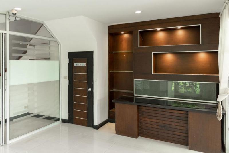 ให้เช่าโฮมออฟฟิศ 3.5 ชั้น  ใกล้สถานี BTS รัชโยธิน และสถานี MRT ลาดพร้าว ขนาดพื้นที่ใช้สอย 265 ตารางเมตร 3 ห้องน้ำ จอดรถได้ 6-8 คัน