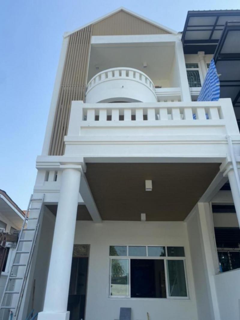 ให้เช่าทาวน์เฮาส์ปรับปรุงใหม่ ซอยรัชดาภิเษก 44 ใกล้สถานี BTS รัชโยธิน เนื้อที่ 27 ตารางวา 4ห้องนอน 3 ห้องน้ำ พร้อมเฟอร์นิเจอร์ครบ 