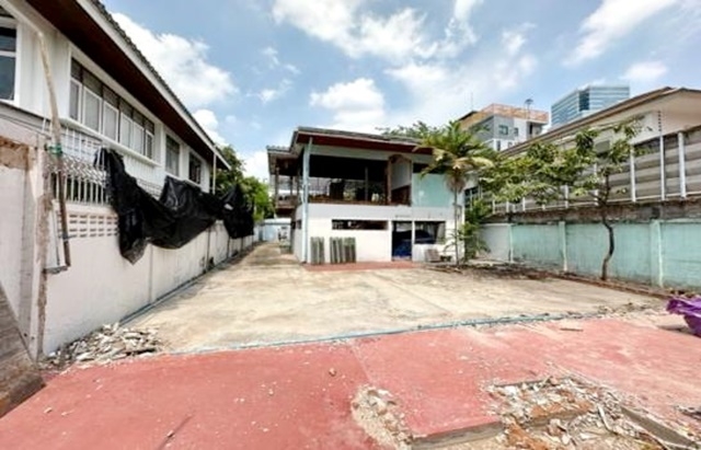 พระราม 6 BTS ย่านอารีย์ พหลโยธิน5-15  ที่ดินทำเลดีมาก  สะพานควาย  ให้เช่า บ้านเก่าสไตส์วินเทจ ที่ดินใหญ่มาก 100 ตรว