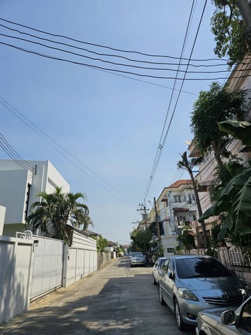 ขายบ้าน ลาดพร้าว 3ชั้น 18ตารางวา โชคชัย4 สตรีวิทยา2 ด่วนสนใจติดต่อ 061-624-7988ต้องการขาย ทาวน์โฮม 3 ชั้น ขนาด 18 ตารางวา4 ห้องนอน 3 ห้องน้ำ 3ชั้น.ทำเลดีอยู่สตรีวิทยา2 สะดวกเดินทางได้ทั้งจาก นิคนิวาส โชคชัย4 ลาดพร้าวมีสถานีรถไฟฟ้า โชคชัย4อยู่ปากซอย.สถานที่ใกล้เคียงเซ็นทรัล อีสต์วิลล์เดอะคริสตัล เอกมัย-รามอินทราชิค รีพับบลิคCDC..ราคาสุดคุ้มเพียง 2.9 ล้าน เท่านั้นสนใจติดต่อ 061-624