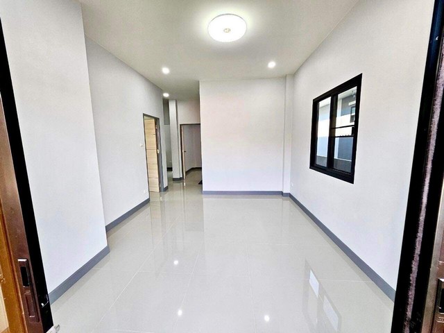 บ้านสร้างใหม่ทรงปั้นหยาร่วมสมัย มีมุกระเบียงบ้าน ทำเลดีหน้าบ้านติดถนนลาดยาง ค้าขายได้