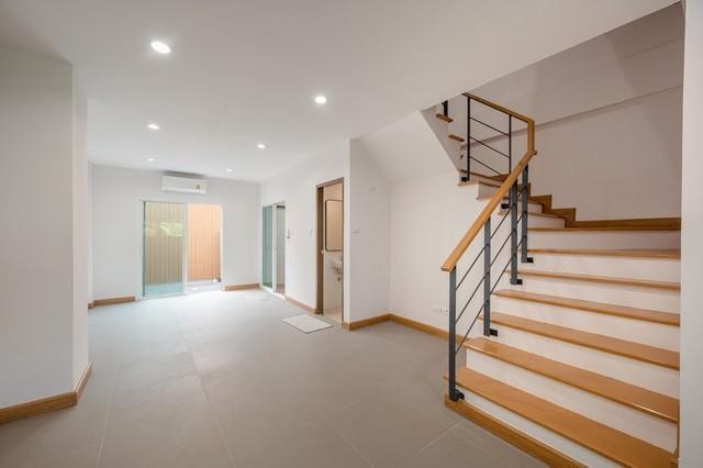 PB3774 ขายทาวน์โฮม 3 ชั้น ซอยนาคนิวาส 48 โครงการ ไอเพลส ตกแต่งใหม่สไตล์ Modern Loft