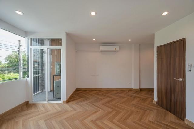 PB3774 ขายทาวน์โฮม 3 ชั้น ซอยนาคนิวาส 48 โครงการ ไอเพลส ตกแต่งใหม่สไตล์ Modern Loft