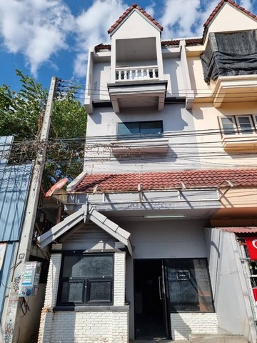 ต้องการขายด่วน อาคารพาณิชย์ 3 ชั้นครึ่ง กลางเมืองเชียงใหม่ ทำเลดีที่สุด​ คุ้มสุดในย่านนี้​ 