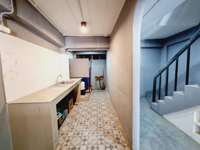 ต้องการขายด่วน อาคารพาณิชย์ 3 ชั้นครึ่ง กลางเมืองเชียงใหม่ ทำเลดีที่สุด​ คุ้มสุดในย่านนี้​