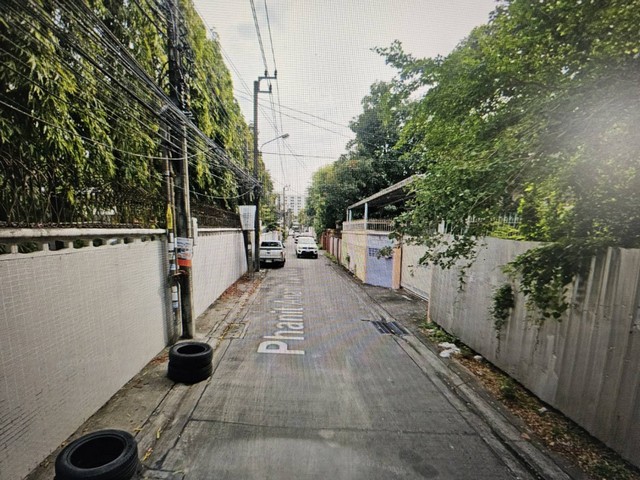 ขายที่ดิน สุขุมวิท71 ปรีดีพนมยงค์ ขนาด 99 ตารางวาหน้ากว้าง 13.5 * 29 เมตร โดยประมาณ .ทำเลดี เข้าจากถนนหลัก แค่ 300 เมตร.สถานที่ใกล้เคียงBangkok Adventist International SchoolโรงเรียนทอสีSt Andrews International School..ราคาพิเศษยกแปลง เพียง 20.5 ล้านสนใจติดต่อ 061-624-7988Line ID @deeasset (มี @ นำหน้า)