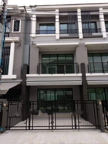 RTJ1621ให้เช่าทาวโฮม3 ชั้น บ้านกลางเมือง สาทร-สุขสวัสดิ์ ใกล้รถไฟฟ้าสายสีม่วงเนื้อที่  22 ตรว. พื้นที่ใช้สอย 160 ตร.ม. 3ห้องนอน 3ห้องน้ำ   จอดรถในบ้านได้ 2 คันสนใจติดต่อคุณเจี๊ยบ 092-851-6969Line:keti2522**ว่างพร้อมอยู่ต้นเดือนมีนาคม 67**ราคาเช่า 20,000/เดือนถ.สุขสวัสดิ์ ต.บางพึ่ง อ.พระประแดง รถไฟฟ้าสายสีม่วง ผ่านหน้าหมู่บ้านเลย 3 ห้องนอน 3 ห้องน้ำ 1 ครัวน้ำไฟตามมิเตอร์หลวงให้เช่าพร้อมเฟอร์นิเ