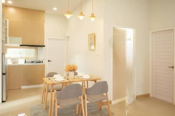 ราคาเริ่มต้นเพียง 3.69 ล้าน 105 ตรว. บ้านเดี่ยวชั้นเดียว โซนลำพูน สไตล์มินิมอล บรรยากาศเรียบง่าย อากาศบริสุทธิ์ เหมาะสำหรับการพักผ่อน