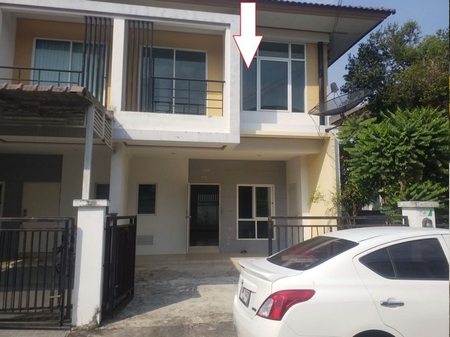   รายละเอียดเพิ่มเติม Code ID :  PSC00185  ราคาขาย 2,347,000  บาท- ขนาดพื้นที่ :   36.10 ตร.ว.- พื้นที่ใช้สอย :  136.00 ตร.ม.- จำนวนห้อง :   3 ห้องนอน 2 ห้องน้ำ   - ที่จอดรถ :   1 คัน- บ้านหันทางทิศ : ใต้ พิกัดทรัพย์ :  https://maps.app.goo.gl/dQfD3sPnkXvs3nxC9    สถานที่ใกล้เคียง- ใกล้  ตลาดนัดวัดหนองค้อ- ใกล้  โฮมโปร ศรีราชา- ใกล้  สวนสาธารณะ หนองฆ้อ- ใกล้  สนามบินหนองค้อสอบถามเพิ่มเติม/นัดชมโทร. 097-419-5982(พลอย)โทร. 096-932-4624(ออมสิน)Line : @panaya (มี@ด้านหน้า)ปรึ