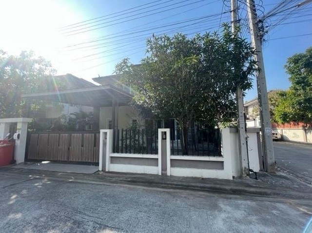   รายละเอียดเพิ่มเติม Code ID :  PSC00180  ราคาขาย 4,031,000  บาท- ขนาดพื้นที่ :  59.90 ตร.ว.- พื้นที่ใช้สอย :  260.00 ตร.ม.- จำนวนห้อง :  5 ห้องนอน 3 ห้องน้ำ - ที่จอดรถ :   2 คัน พิกัดทรัพย์ :  https://maps.app.goo.gl/ProndmXagTXWCY7d7    สถานที่ใกล้เคียง- ใกล้  ตลาดสระครก- ใกล้  บุญถาวร เซ็นทรัลโฮม (โคราช)- ใกล้  วัดประมวลราษฎร์- ใกล้   สวนสาธารณะ จอหอสอบถามเพิ่มเติม/นัดชมโทร. 097-419-5982(พลอย)โทร. 096-932-4624(ออมสิน)Line : @panaya (มี@ด้านหน้า)ปรึกษาสินเชื่อฟรี One Sto