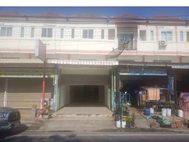 รายละเอียดเพิ่มเติม Code ID : PSC00163  ราคาขาย 2,395,000  บาท- ขนาดพื้นที่ :  17.50 ตร.ว.- พื้นที่ใช้สอย :  122.00 ตร.ม.- จำนวนห้อง : 2 ห้องนอน 2 ห้องน้ำ  - ที่จอดรถ :   1 คันพิกัดทรัพย์ :  https://maps.app.goo.gl/zcLXErGMkTZE8aA5A    สถานที่ใกล้เคียง- ใกล้  ตลาดหัวสนามบิน- ใกล้  สวนพระพรหม เครือสหพัฒน์- ใกล้ โรงพยาบาลวิภาราม แหลมฉบัง- ใกล้  วัดต้นมะม่วง ศรีราชาสอบถามเพิ่มเติม/นัดชมโทร. 097-419-5982(พลอย)โทร. 096-932-4624(ออมสิน)Line : @panaya (มี@ด้านหน้า)ปรึกษ�