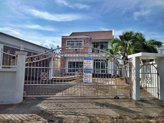   รายละเอียดเพิ่มเติม Code ID : PAL 7-0036  ราคาขาย 5,000,000  บาท- ขนาดพื้นที่ :   133.4 ตรว.- พื้นที่ใช้สอย :   300.6 ตรม.- จำนวนห้อง :  3 ห้องนอน 3 ห้องน้ำ  - ที่จอดรถ :    2   คัน- บ้านหันทางทิศ : - พิกัดทรัพย์ : https://maps.app.goo.gl/Q3auaz2UN99MdYLh8    สอบถามเพิ่มเติม/นัดชมโทร. 097-419-5982(พลอย)โทร. 096-932-4624(ออมสิน)Line : @panaya (มี@ด้านหน้า)ปรึกษาสินเชื่อฟรี One Stop Service ดูแลตั้งแต่ต้นจนจบบริษัท ปณยาคิดดี จำกัด