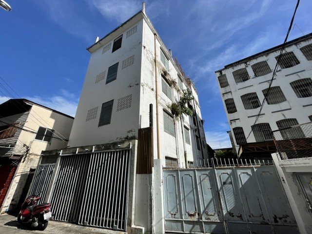 รายละเอียดเพิ่มเติมCode ID :    PAP-3-0290 ราคาขาย    11,500,000 บาท- ขนาดพื้นที่ : 135.20 ตร.ว (1 งาน / 35.20 ตร.ว)- พื้นที่ใช้สอย :   824 ตร.ม- จำนวนห้อง : - ห้องนอน - ห้องน้ำ- ที่จอดรถ :  1-2 คัน- บ้านพร้อมที่ดิน  :   4 ชั้น- บ้านพร้อมที่ดิน หันทางทิศ : -พิกัดทรัพย์ :   https://maps.app.goo.gl/Ph7DP4PdAzemvVpB7สถานที่ใกล้เคียง- ใกล้แม็คโคร ฟู้ดเซอร์วิส บางคอแหลม- ใกล้เทอร์มินอล21 พระราม 3- ใกล้แม็กซ์แวลู พระราม 3- ใกล้ซีเจ ซูเปอร์มาร์เก็ต สาขาแฉล้�