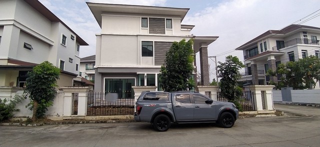 รายละเอียดเพิ่มเติมCode ID :    PAP-ZE_013ราคาขาย    9,200,000 บาท- ขนาดพื้นที่ : 118.60 ตร.ว (1 งาน / 18.60 ตร.ว)- พื้นที่ใช้สอย :   376.41 ตร.ม- จำนวนห้อง : - ห้องนอน - ห้องน้ำ- ที่จอดรถ :  1-2 คัน- บ้านเดี่ยว :   3 ชั้น- บ้านเดี่ยวหันทางทิศ : -พิกัดทรัพย์ :   https://maps.app.goo.gl/Qks46k8rAbaxzRhJ9สถานที่ใกล้เคียง- ใกล้ตลาดเดินเล่น เพชรเกษม 81- ใกล้โลตัส โกเฟรช เพชรเกษม 81- ใกล้ตลาดเช้าวัดหนองแขม- ใกล้โรงเรียนประชาบำรุงสอบถามเพิ่มเติม/นัดชมโทร. 