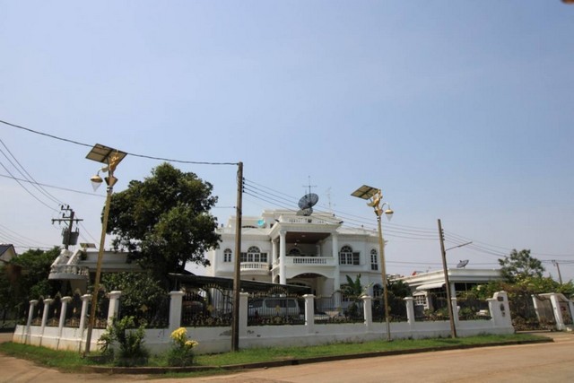 ขายบ้านเดี่ยวในหมู่บ้าน Green Lake กรีนเลค  ถ.บางนาตราด กม.13  เนื้อที่ 465 ตร.ว.  3ชั้น  ริมทะเลสาบ ถนนกิ่งแก้ว จุดขึ้นลงทางด่วนบูรพาวิถี