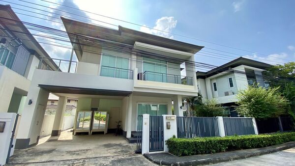 ขาย บ้านเดี่ยว Sena Park Grand รามอินทรา 4 นอน แต่งสวย ที่ดินเยอะ ชื่อโครงการ: เสนาพาร์ค แกรนด์ รามอินทรา, Sena Park Grand Ramintraทำเลที่ตั้ง: ถ. กาญจนาภิเษก แขวงคันนายาว เขตคันนายาว กรุงเทพมหานคร 10230Google map : https://maps.app.goo.gl/8a3uA6EP8iuYtCs8A รายละเอียด:– ที่ดิน 65.4 ตร.ว.– พิ้นที่ใช้สอย 241.45 ตร.ม.– 4 ห้องนอน, 3 ห้องน้ำ– 1 ห้องนั่งเล่น, 1 ห้องอเนกประสงค์– หน้าบ้านหันทิศเหนือ– จอดรถ 2 คัน จุดเด่น:* ที่ดินด้านหลัง มีเนื้อที่ถ