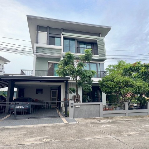 ขายบ้านเดี่ยว 3 ชั้น หมู่บ้านโกลเด้น เพรสทีจ วัชรพล-สุขาภิบาล 5 ถนนสุขาภิบาล 5 แขวงออเงิน เขตสายไหม กรุงเทพมหานคร รหัส TTR 1631   รายละเอียดโกลเด้น เพรสทีจ วัชรพล-สุขาภิบาล 5 ติดถนนใหญ่ ตรงข้ามบิ๊กซี  ใกล้ทางด่วนฯ  บ้านเดี่ยว  3  ชั้น   เนื้อที่ 64.10  ตร.ว.  พื้นที่ใช้สอย 271 ตารางเมตร  หลังมุม บรรยากาศร่มรื่น หันหน้าทางทิศเหนือ  Walk In Closet , เฟอร์นิเจอร์บิ้วอิน  ขนาด 5  ห้อง  นอน  4  ห้องน้ำ