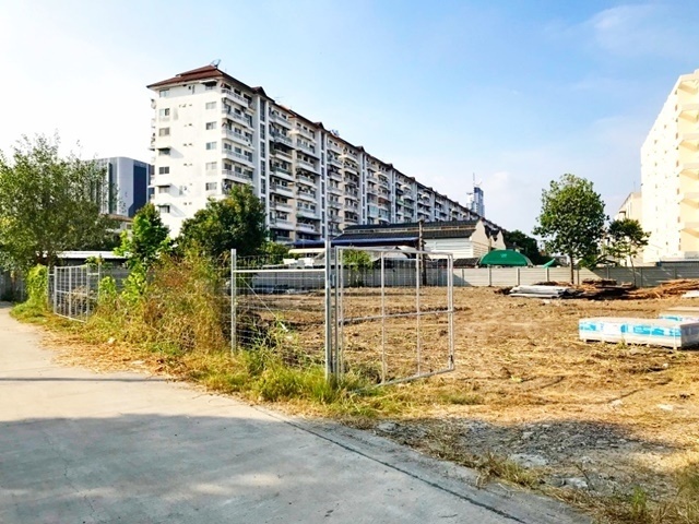 ชุมชนหนาแน่น หลัง หัวหมาก 14-24  ม.รามคำแหง MRT ให้เช่าที่ดินถมแล้ว 3 ไร่ ถมแล้ว แบ่งเช่าไร่ละ ที่ดินสวย บรรยากาศดี 