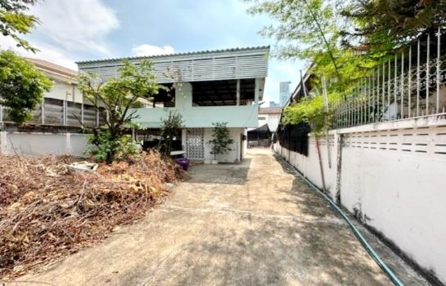 พระราม 6 BTS ย่านอารีย์ ที่ดินทำเลดีมาก  สะพานควาย พหลโยธิน5-15  ให้เช่า บ้านเก่าสไตส์วินเทจ ที่ดินใหญ่มาก 100 ตรว