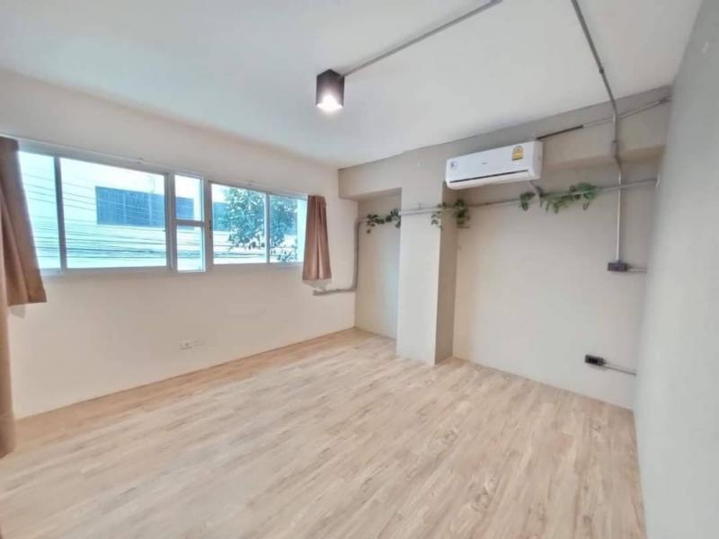 รหัสทรัพย์ R2980 ให้เช่า อาคารสำนักงาน ชั้น 6 มีลิฟท์ ซอยพหลโยธิน ย่านอารีย์ ราคาเช่า : 38,000 บาท/เดือน ( ประกัน 3 ล่วงหน้า 1 เดือน ) ติดต่อสอบถามข้อมูลและนัดชมสถานที่ :ติดต่อ : คุณเนย์ โทร : 084-3563945 Line : naynae7824อาคารสำนักงาน ชั้น 6 มีลิฟท์ ซอยพหลโยธิน ย่านอารีย์ พื้นที่ใช้สอย 103.6 ตารางเมตร 2 ห้องน้ำ มีโซนห้องครัว มีแอร์ให้ 3 ตัวมีที่จอดรถใต้อาคาร และลานจอดรถใกล้อาคาร - มีบันไดหนีไฟ- เข้�