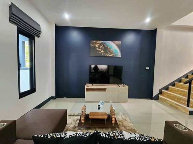 Contact: 062-9434025Line ID : 062-0481866บ้านให้เช่าทั้งระยะยาวและระยะสั้นใกล้โรงเรียนนานาชาติลานนา กาดฝรั่ง ( บ้านใหม่+เฟอร์ฯใหม่ให้ทั้งหมด ) รับระยะสั้นด้วยนะคะไม่รับสัตว์เลี้ยงนะคะปล่อยเช่าบ้านใหม่2ชั้นหลังใหญ่ โซนหางดง - สันผักหวาน   โครงการมยุรีวิลล์ ( ห่างจากแหวนรอบ 3 นิดเดียว ) เดินทางสะดวก ใกล้เมือง ใกล้สนามบิน ใกล้โรงเรียนนานาชาติ ใกล้กาดฝรั่ง   ให้เช่าเดือนละ 25,000 บาท - ราย 6 