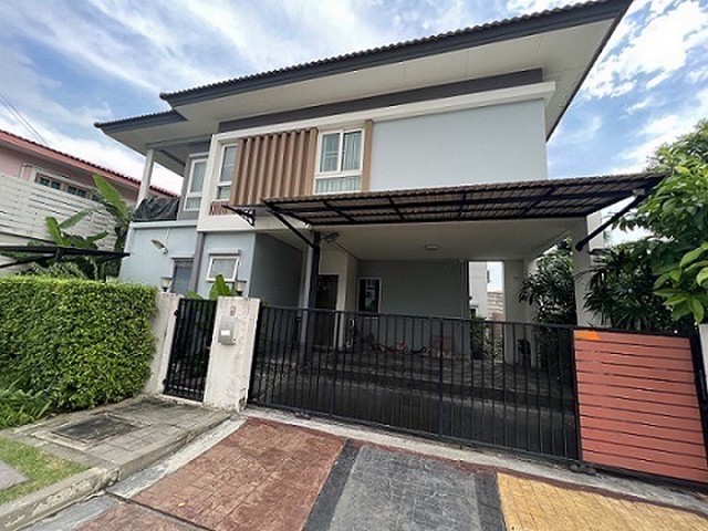 ขายบ้านเดี่ยว บ้านเลขที่สวย  ทำเลดี ฮวงจุ้ยดี เจ้าที่ดี  อยู่แล้วรวย     สุดยอดทำเลสไตล์รีสอร์ท ใกล้ถนนใกล้ถนนใหญ่ รามอินทรา 109  เพียง 100 ม. และ 200 ม. ถึงสถานีรถไฟฟ้า สายสีชมพู สถานีบางชัน ตรงกันข้ามแมคโคร และ ใกล้ แฟชั่นไอส์แลนด์ /โรงพยาบาลนพรัตน์ /วัดบางชัน /ตลาดสด บ้านเดี่ยว 2 ชั้น พื้นที่ดิน 53 ตร.ว. พื้นที่ใช้สอยพื้น245 ตร.ม  แบบบ้าน modern หลังใหญ่สุด ในโครงการ มี 4 ห้องนอน 