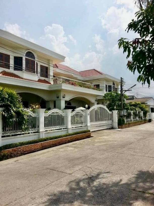 ขายต่ำกว่าราคาประเมิน บ้านหรู 20 ล้าน 202 ตรว. 8 นอน 7 น้ำ บ้านสวยหลังใหญ่ อ.เมือง ใกล้สนามกอล์ฟลานนา ติดซอย 3 ด้าน ใกล้โรงเรียนนานาชาติ NIS