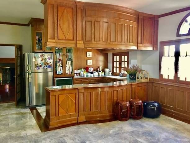 ขายต่ำกว่าราคาประเมิน บ้านหรู 20 ล้าน 202 ตรว. 8 นอน 7 น้ำ บ้านสวยหลังใหญ่ อ.เมือง ใกล้สนามกอล์ฟลานนา ติดซอย 3 ด้าน ใกล้โรงเรียนนานาชาติ NIS