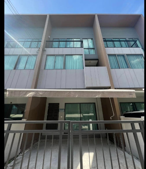 ให้เช่า ทาวน์โฮม 3 ชั้น บ้านกลางเมืองพระราม9 กรุงเทพกรีฑา มี เฟอร์ พร้อมอยู่