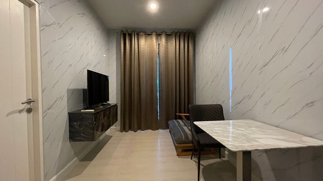 Niche Pride Thonglor, safe, clean, livable, 28th floor, BTS Thonglor.***Service for selling/renting houses, condos and giving advice. If interested, contact at any time***Interested in additional details or pictures or making an appointment to see the room?Contact Ekachai (Aui)T. 089-799-5598Line@ ID: @auiauiaui001 (add @ in front as well)Room type: 1 bedroom, 1 bathroomSize 31 sq m., 28th floorNew, clean room, beautifully decorated, ready to move in.details-------------------------------------------------- ------------Rental price: 15,000 baht/month-------------------------------------------------- ------------* Complete electrical appliances- Air conditioning- fridge- TV- washing machine-------------------------------------------------- ------------*Facilities worth using- Salt system swimming pool- Fitness- Separate male and female streaming rooms- Relaxation garden- Gardens around the project-------------------------------------------------- ------------*Nearby important places (Ba