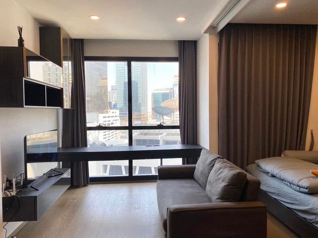 Ashton Chula Silom, clean, nice, peaceful, 12th floor, MRT Samyan.***Service for selling/renting houses, condos and giving advice. If interested, contact at any time***Interested in additional details or pictures or making an appointment to see the room?Contact Ekachai (Aui)T. 089-799-5598Line ID: @auiauiaui001 (add @ in front) (Agent Post)-------------------------------------------------- ------------Room type: 1 bedroom, 1 bathroomSize 32 sq m., 12th floorClean room, beautifully decorated, ready to move in.details-------------------------------------------------- ------------Rental price: 28,000 baht per month-------------------------------------------------- ------------*Facilities worth using– Ozone swimming pool– Onsen swimming pool– Double Floor Sky Fitness– Panoramic Exclusive Business Lounge– Large garden-------------------------------------------------- ------------*Nearby important places (Based on information from Google Map)- MRT Samyan- Siam Paragon 2.4 km.- Siam