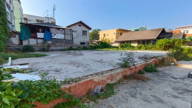 ขายที่ดินห่างจากถนนใหญ่เพียง 20 เมตร เข้า-ออก ได้ทั้งซอยบางนา 40 และซอยลาซาล 71 มีขอบรั้วกั้นที่ดินชัดเจน