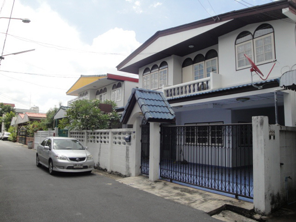 ขายบ้านเดี่ยว 2ชั้นเนื้อที่ 50 วา 5 ห้องนอน 3 ห้องน้ำ แอร์ เฟอร์นิเจอร์บางส่วน ถนน พหลโยธิน ใกล้ห้างเมเจอร์  ราคาขาย 10 ล้านบาท