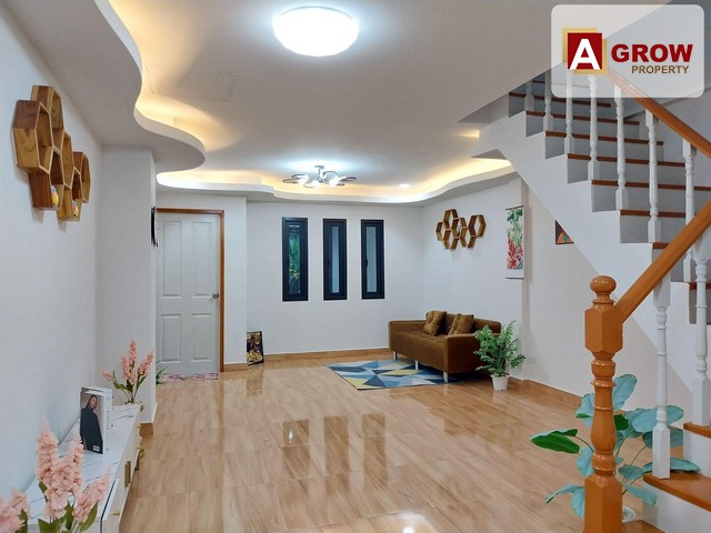 ม. ศรีวิมลวิลล์ สายไหม 74  ถนนเมน ทำเลค้าขาย ต้นซอยปประฒาณ200   ทาวน์เฮ้าส์ทำเลดี ห่างจากถนนสายไหม เพียง 150 เมตร เท่านั้น