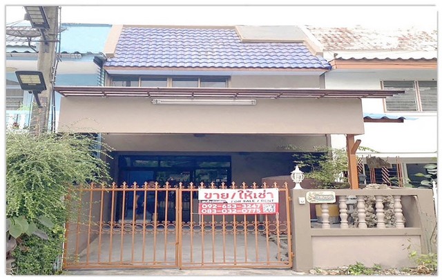 ขายด่วน ทาวน์เฮาส์ 2 ชั้นรีโนเวทใหม่ ถ.เสรีไทย บึงกุ่ม (ใกล้รถไฟฟ้า)ฮวงจุ้ยดี ทำเลดี บริเวณย่านบึงกุ่ม รามคำแหง บางกะปิ ตั้งอยู่ที่ซอยเสรีไทย 31 ซอยสงบ น้ำไม่ท่วมขายเพราะจะต้องย้ายไปเชียงใหม่ต่อเติมห้องครัวใหม่ ทาสีบ้านใหม่ ทำห้องน้ำใหม่และปูพื้นกระเบื้องใหม่อย่างสวยงามราคาขาย 2,390,000 บาทบ้านเนื้อที่ 23 ตร.วาพื้นที่ใช้สอยประมาณ 150 ตร.ม-ห้องนอน 3 ห้อง-ห้องน้ำ 2 ห้