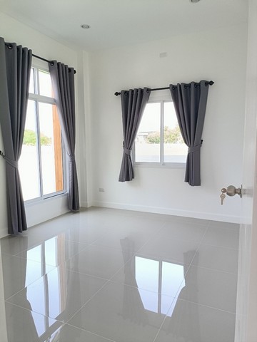 บ้านเดี่ยวสันกำเเพง มินิมอลมูจิ สไตล์ วิวทุ่งนา บรรยากาศดี  มีเพื่อนบ้าน ร้านค้า ร้านอาหาร ร้านสะดวกซื้อครบครัน