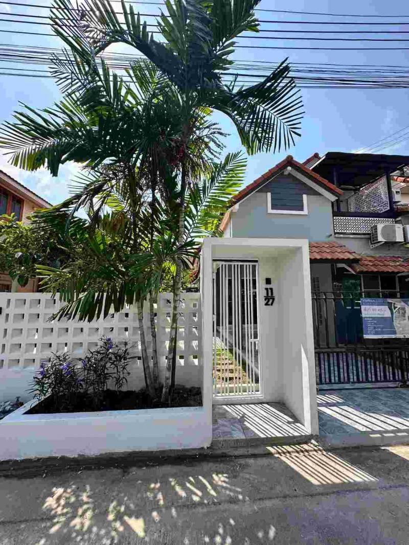 ด่วนขาย/เช่า บ้านแฝด2ชั้น หมู่บ้านเบลล่า2 อยู่ใจกลางเมือง จ.ระยองที่ตั้ง : บ้านเลขที่ 11/27 หมู่ 2 ซอย 5 หมู่บ้านเบลล่า 2 ตำบลทับมา อำเภอเมืองระยอง ระยอง 21000(หน้าบ้านหันทางทิศเหนือ - ใต้) พิกัด : https://maps.app.goo.gl/rshJuNy1o5LFdUiU9ขนาดพื้นที่ : พื้นที่ 40 ตารางวา , พื้นที่ใช้สอย 150 ตรม.รายละเอียด : บ้านแฝด 2 ชั้น พร้อมเฟอร์นิเจอร์ ครบชุด-2 ห้องนอน -2 ห้องน้ำ-ห้องนั่งเล่น / รับแขก -ห้องครัว -มุมทานข้าว ติ